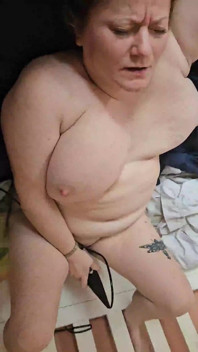 Donnona si masturba da sola con un dildo e la bacchetta