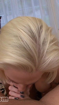 Sexy milf Kasey Grant en primer plano - mamada facial