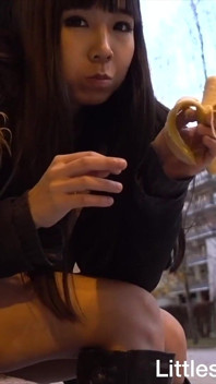Makan Sandwich, pisang dari pantat di luar rumah!