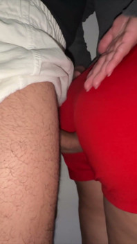 Une Femme À Gros Cul Touche La Bite En Érection D’un Inconnu.