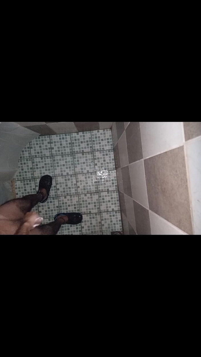 Cute boy jerks off: 我一大早就抽奶，洗澡，然后我