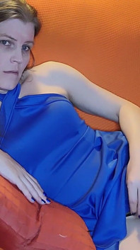 Mavi elbisemle kanepede