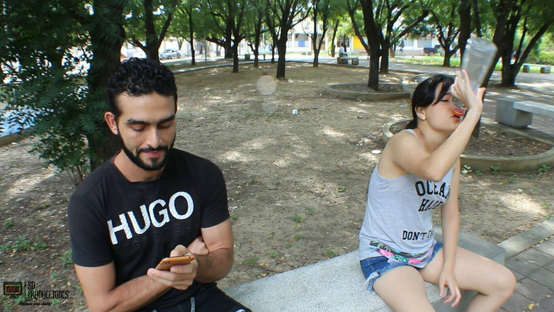 Emma vict: Hàng xóm của tôi đề nghị cho tôi uống nước tại...