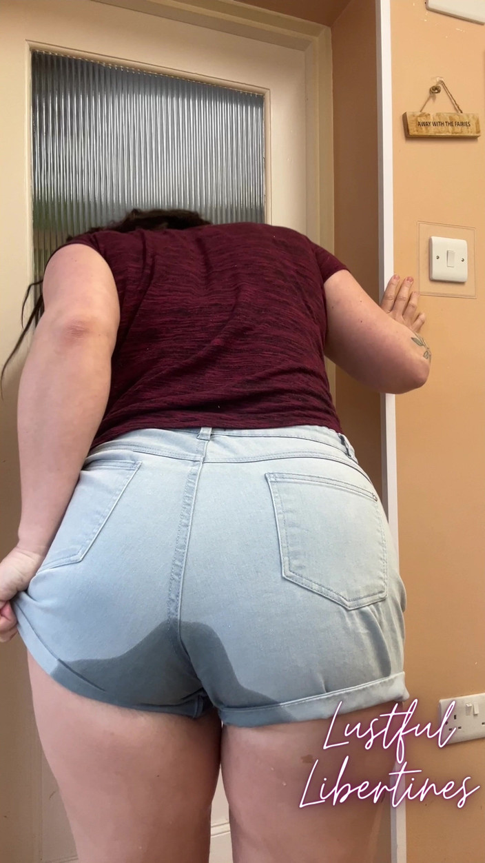 Lustful Libertines: Trancada E Desesperada Para Fazer Xixi - Shorts Molhando