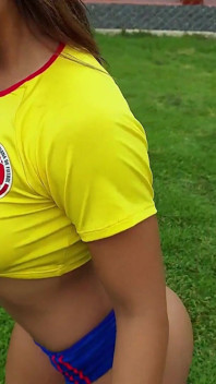 Sexy latina neukt haar trainer op het voetbalveld - Anissamiller