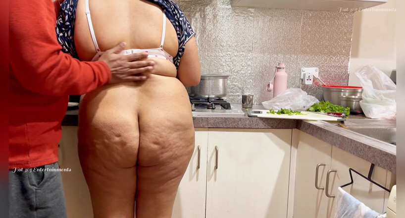 Hot 365 Entertainments: Romantický indický pár - zvedání nočního oblečení sexy manželky, zadek chycený...
