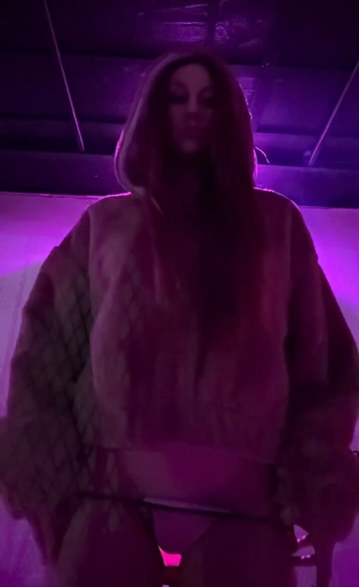 Artemisia Love: Jeden papieros w bikini i kurtce w klubie