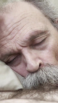 Un vieux suceur barbu prend une énorme dose directement dans sa goulasse