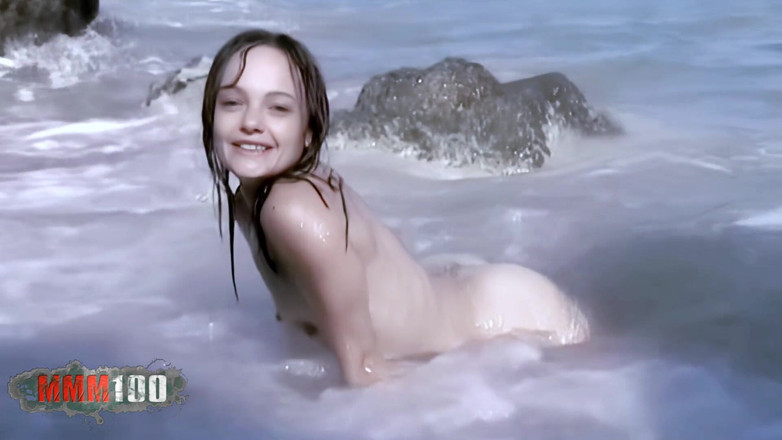 MMM100: Alicya: harika küçük alicya deniz kenarında soyunuyor