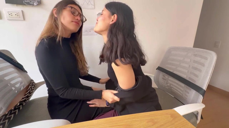 scarlettandc: Follando a Mi Compañera Del Trabajo