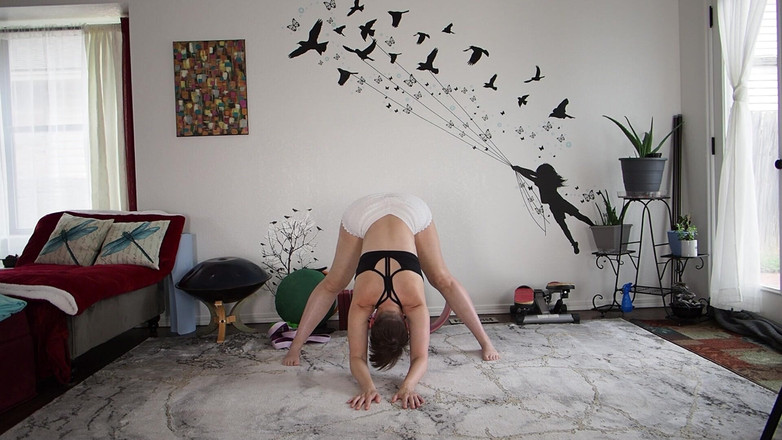 Aurora Willows: Aurora Willows, ischio-jambier, étirement. Mobilité facile pour vous lancer.