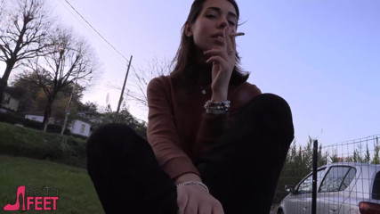 Smokin Fetish: Beauty teen in outdoor smoking