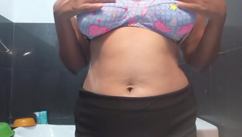 Miya White: Mia z si cewek mungil india lagi asik masturbasi di...