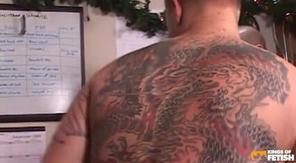 Gay Diaries: Un tip tatuat își fute fundul strâmt al colegei la serviciu