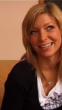 Geile blonde milf glimlacht verleidelijk klaar voor smerig plezier