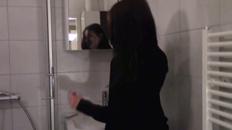Femdom Austria: Sessão de fetiche da deusa Gloria no banheiro