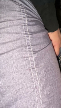 Elle Attrape Le Pénis D’un Inconnu Avec Une Énorme Érection.