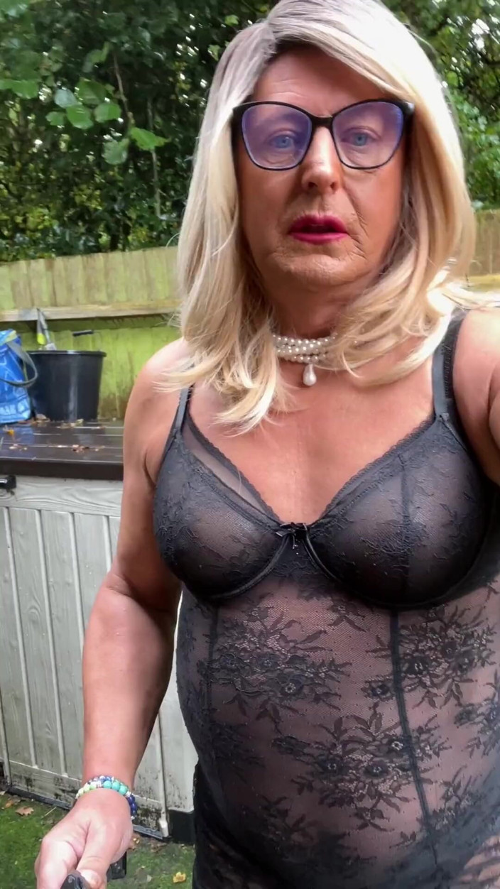 Kellycd2022: La sexy travestita kellycd2022 in abito di pizzo nero e...