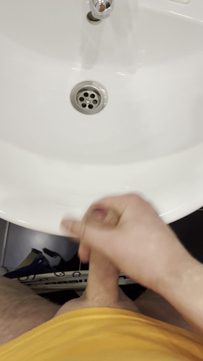 Young cum: Ten Chlápek Masturbuje V Koupelně a Natáčí Všechno Zblízka a...