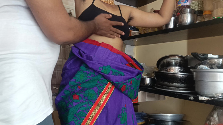 Inba: Futai în bucătărie cu gospodină