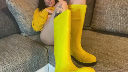 Jenny-Cum84: 私のゴム長靴でシコってください!