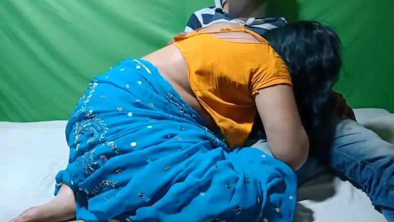 YoursNasrin: Hintli ateşli kadın üvey erkek kardeşiyle evde sikiliyor