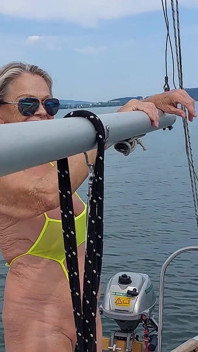Vovó vai nadar de maiô sexy!