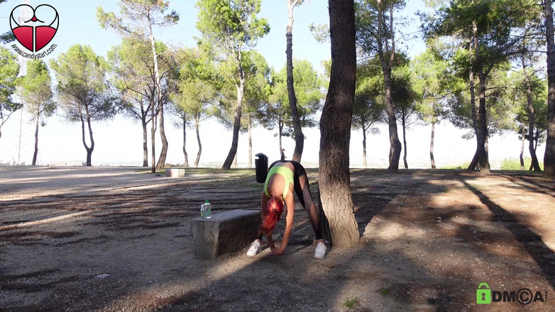 Candystart Videos: Arriesgada masturbación desnuda y aceitada