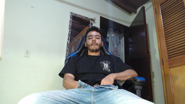 Tommhot: Lelaki berbogel dan melancap zakarnya yang belum dipotong