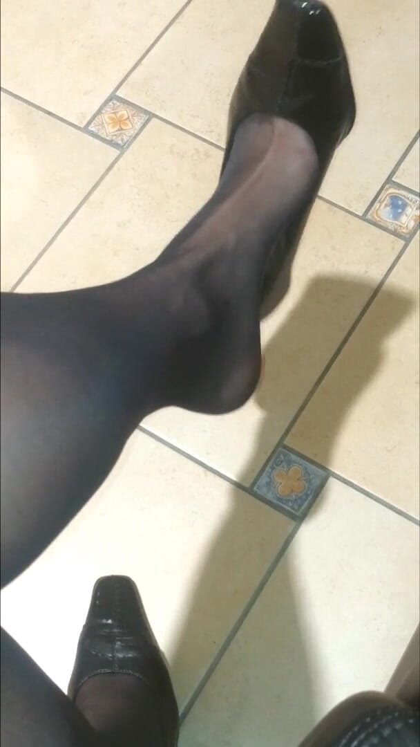 Nyllady: Cewek nyllady lagi asik main sepatu dan goyang-goyang di toko...