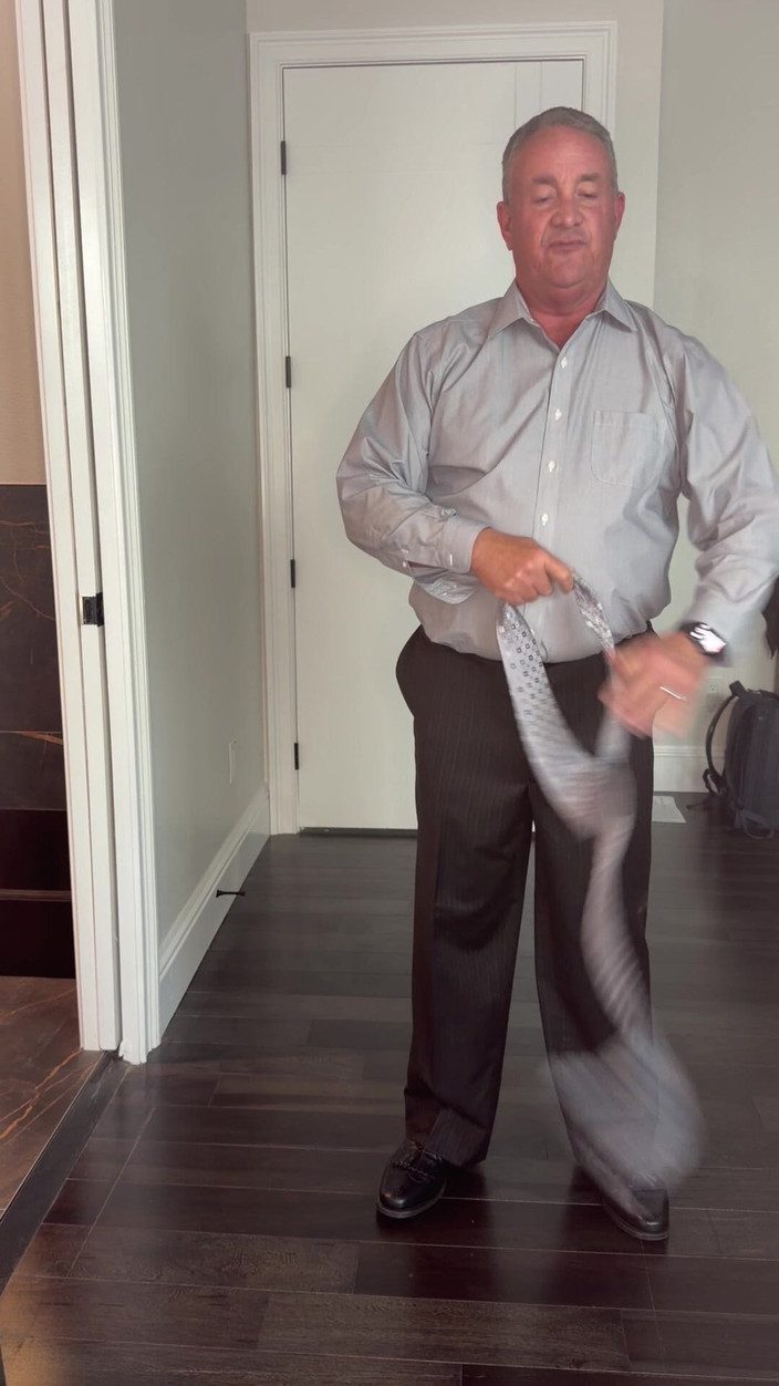 GottaLuvBB: Padrasto chega em casa de terno