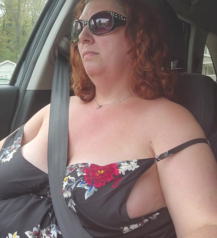 Dainty Deviant: Curvilínea quente milf dirigindo pela cidade e construção em topless...