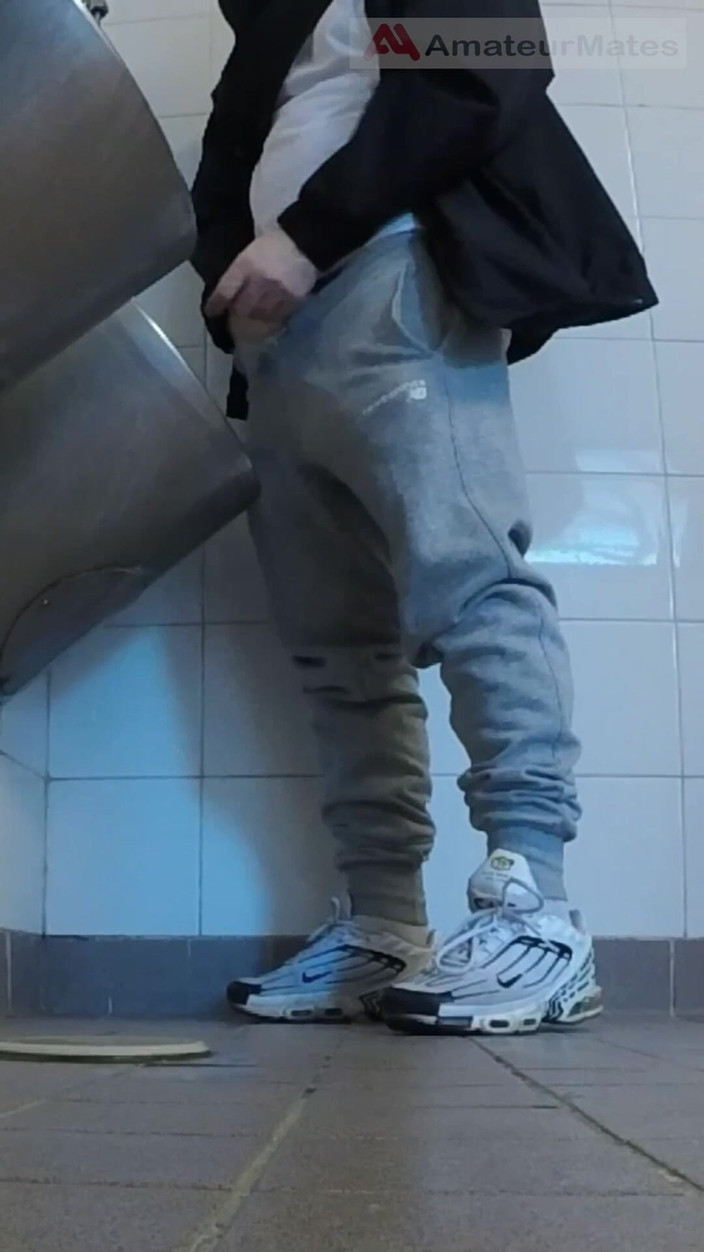 AmateurMates: Spor ayakkabılı amatör erkekler mastürbasyon yapıyor ve umumi tuvaletlerin pisuasında...