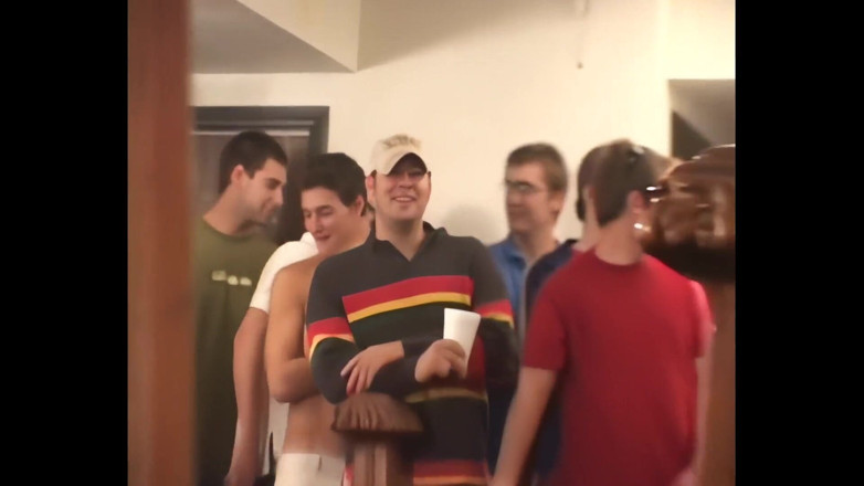 Young Sinner: Trio - La Giovane Bionda Prende 2 Grossi Alla Festa Della Fratellanza