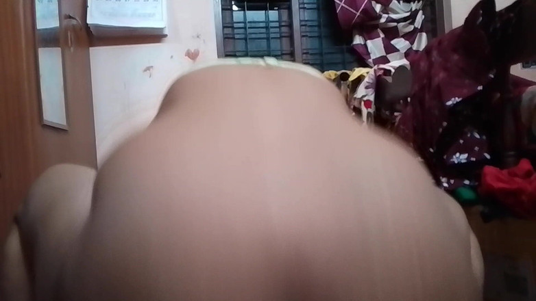 LEGSCOUPLE12: Kerala hospodyňka je ošukaná svým manželem tím, že na něm sedí