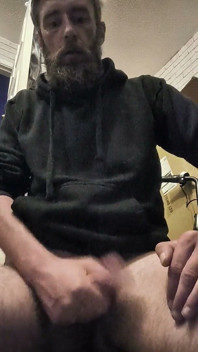 Masturbando mi gran polla dura y fumando mientras me masturba