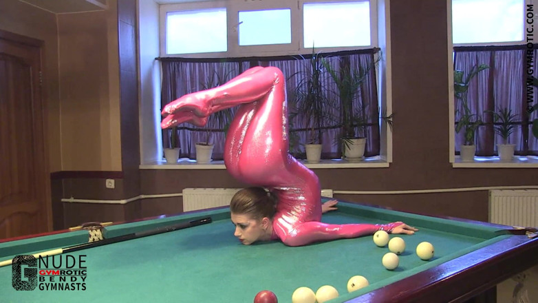ZentaiDolls: Billar flexible en la piscina