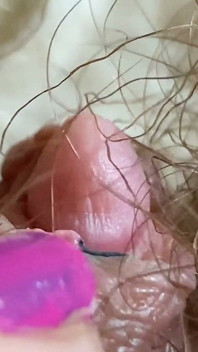 Grande clitoride con modella treno persone estremo primo piano