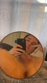 Un jeune homme jouant avec son nouveau plug, lubrifiant et miroir jusqu’à ce qu’il gicle son lait chaud