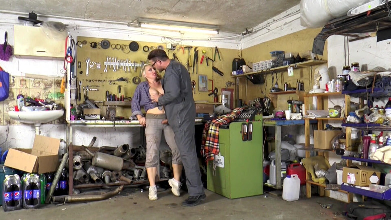 Italian Vintage Porn and MMV Clips: Söt blondin med stor röv knullas i hennes håriga fitta
