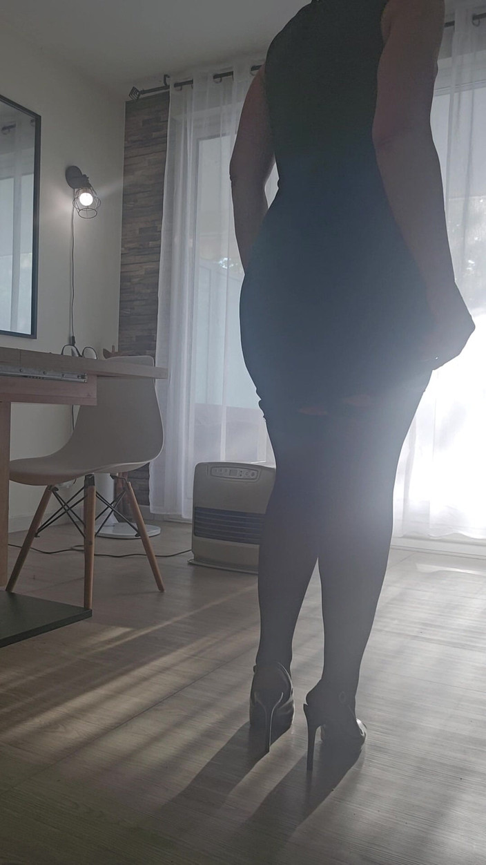 Sofy13: Merhaba, Külotumu Yaymaya Ve Kıçımı Sikmeye Geldin