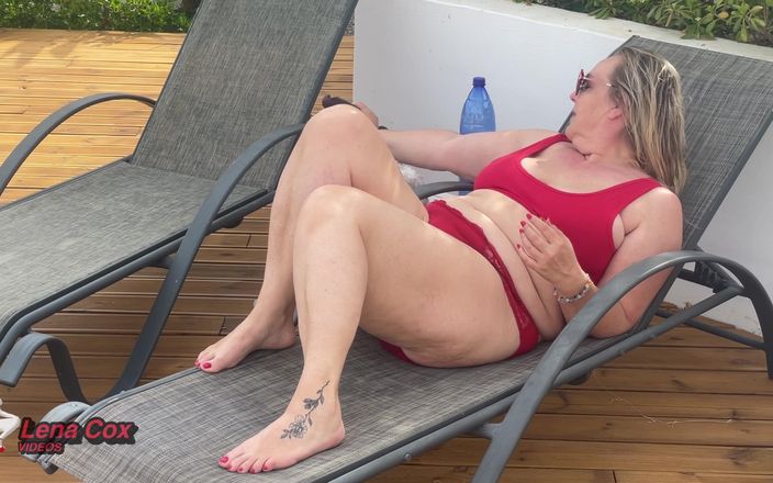 Lena Cox: La moglie calda lena cox si bagna: si masturba in...