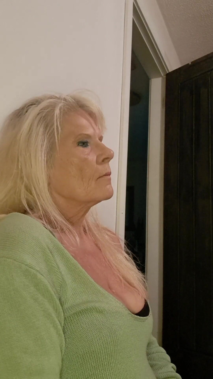 Milf-T: Bunica sexy îl face să Cum.mp4