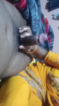 Desi Bhabhi Dał ręczną robotę, a następnie dostał jej tyłek jebana