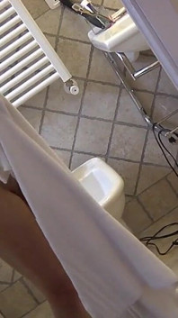 La bellezza mora si fà una doccia e si scopa nella camera d'albergo