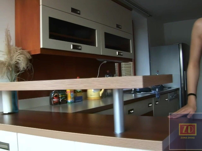 Zona Divas NET: Euro tiener Penny met kleine tieten masturbatie op tafel