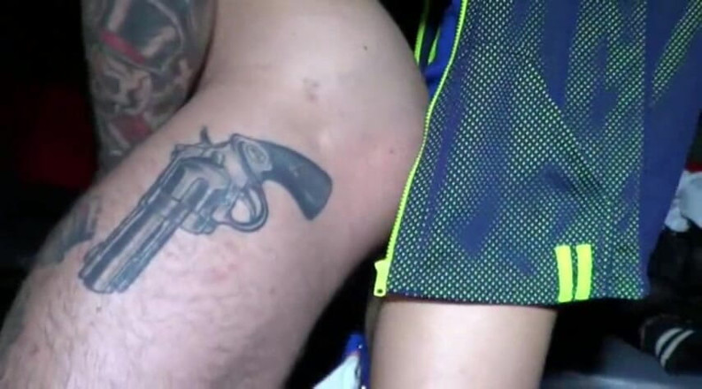Gaybareback: Un mec tatoué se fait baiser sans capote par Mauriccio...