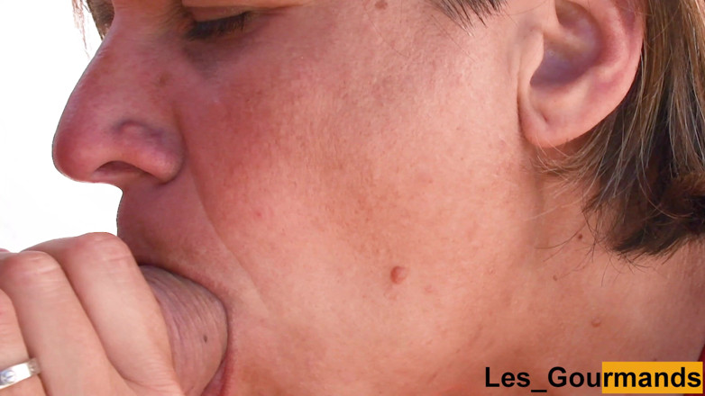 Les Gourmands: MILF ในเดรสหนังสีแดงเซ็กซี่อมควยใกล้ๆ แล้วกลืนน้ำเงี่ยนเล่นในมือ
