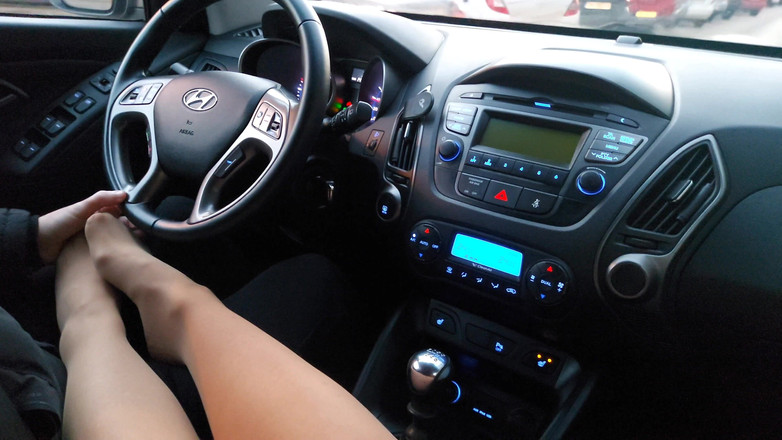 Step Mommy: MILF panas dalam stoking menggoda pemandu teksi di dalam kereta...