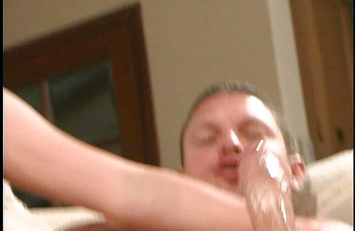 CBD Media: La cheerleader bionda Amanda red si fa leccare la figa...